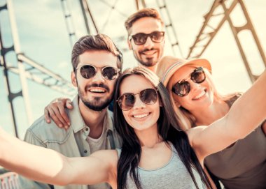 Gençler açık havada yürüyüş