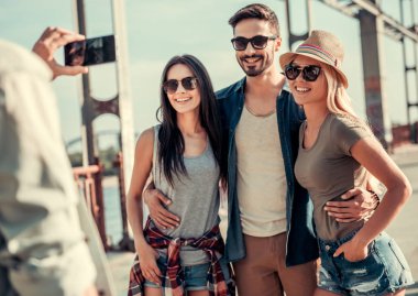 Gençler açık havada yürüyüş