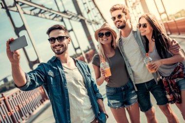 Gençler açık havada yürüyüş