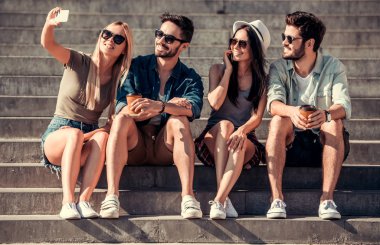 Gençler açık havada yürüyüş