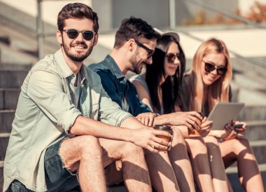 Gençler açık havada yürüyüş