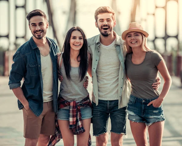 Jovens caminhando ao ar livre — Fotografia de Stock