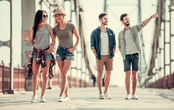 Jóvenes caminando al aire libre — Foto de Stock