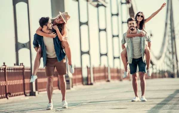 Jóvenes caminando al aire libre — Foto de Stock