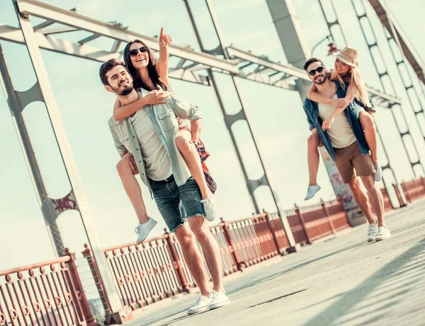 Jóvenes caminando al aire libre — Foto de Stock