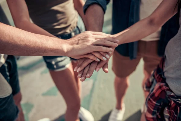 Junge Leute gehen ins Freie — Stockfoto