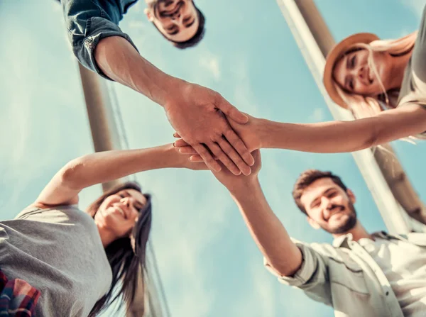 Junge Leute gehen ins Freie — Stockfoto