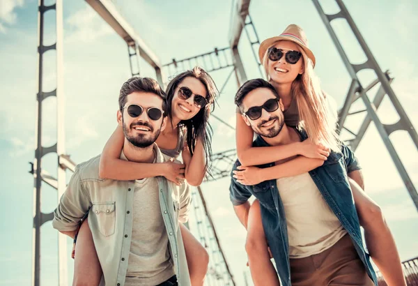 Jóvenes caminando al aire libre — Foto de Stock