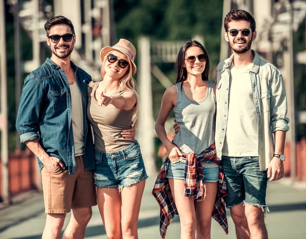 Young people walking outdoors — Stock Photo, Image