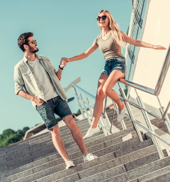 Jong stel loopt buiten — Stockfoto