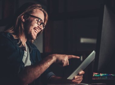 bilgisayarda çalışan adam