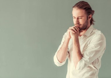 şık genç işadamı