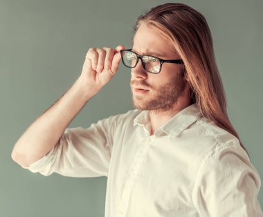 şık genç işadamı