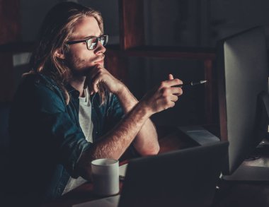 bilgisayarda çalışan adam