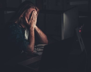 bilgisayarda çalışan adam