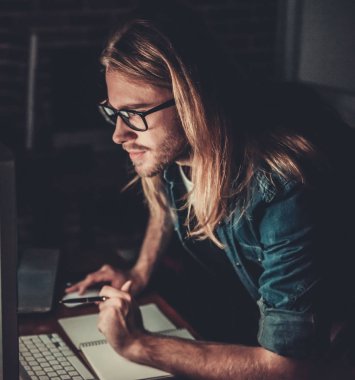 bilgisayarda çalışan adam