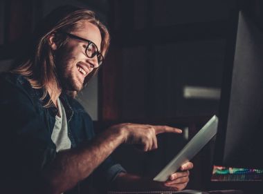 bilgisayarda çalışan adam