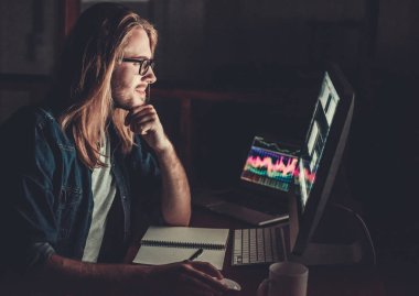 bilgisayarda çalışan adam