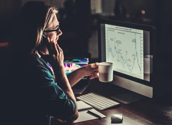 Werken met computer Guy — Stockfoto