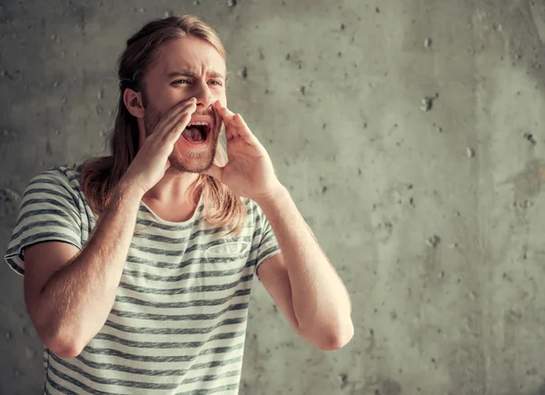 Junger Mann gestikuliert — Stockfoto