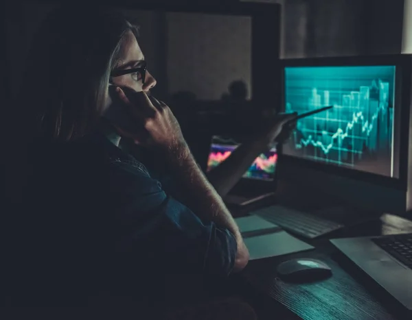 Werken met computer Guy — Stockfoto