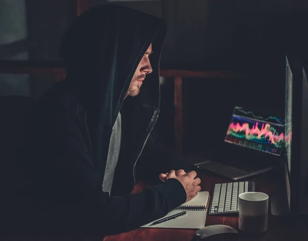 Cara trabalhando com computador — Fotografia de Stock