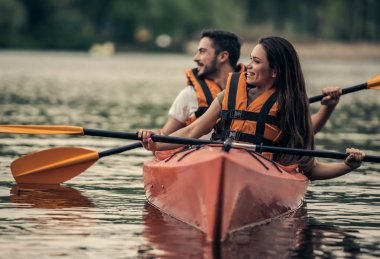 Kayık tarafından seyahat Çift