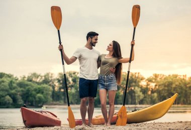 Kayık tarafından seyahat Çift