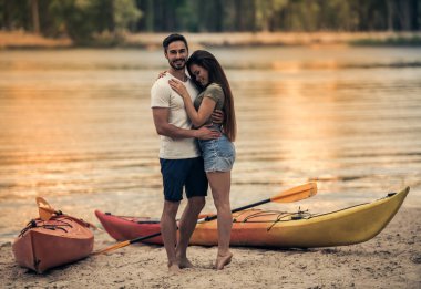 Kayık tarafından seyahat Çift