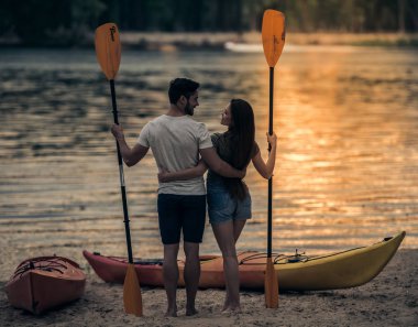Kayık tarafından seyahat Çift