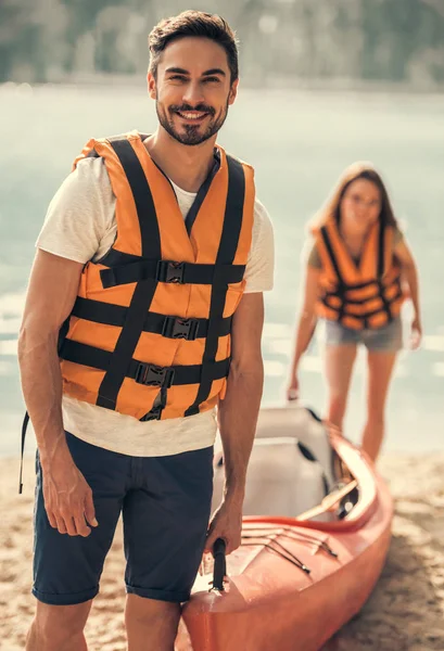Pareja viajando en kayak — Foto de Stock