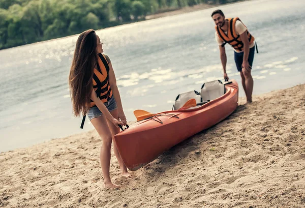 Pareja viajando en kayak —  Fotos de Stock