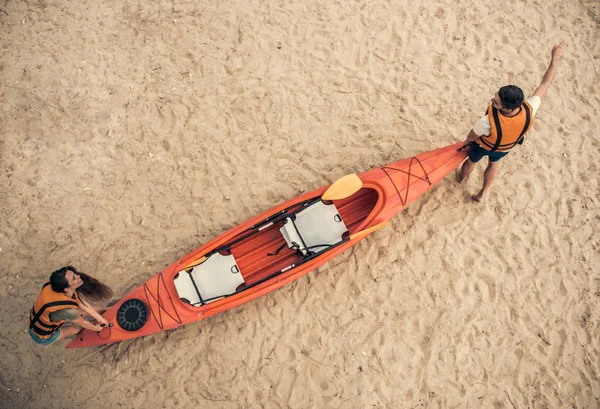 Pareja viajando en kayak —  Fotos de Stock