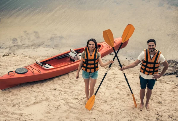 Couple travelling by kayak — Stock Photo, Image
