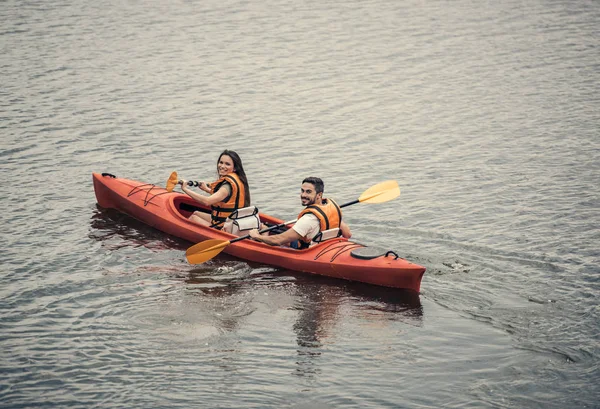 Pareja viajando en kayak —  Fotos de Stock