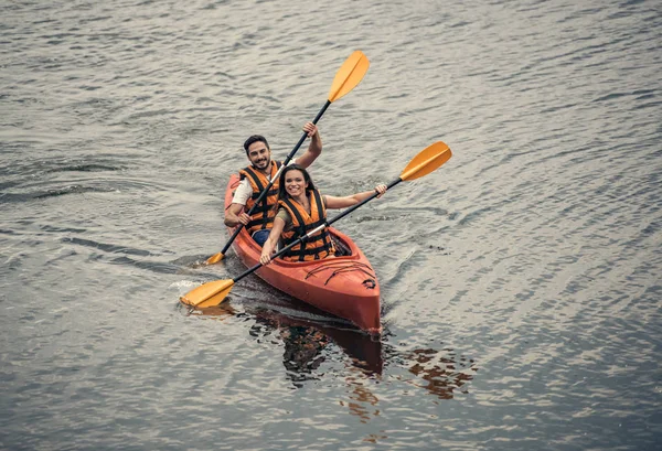 Couple travelling by kayak — Stock Photo, Image