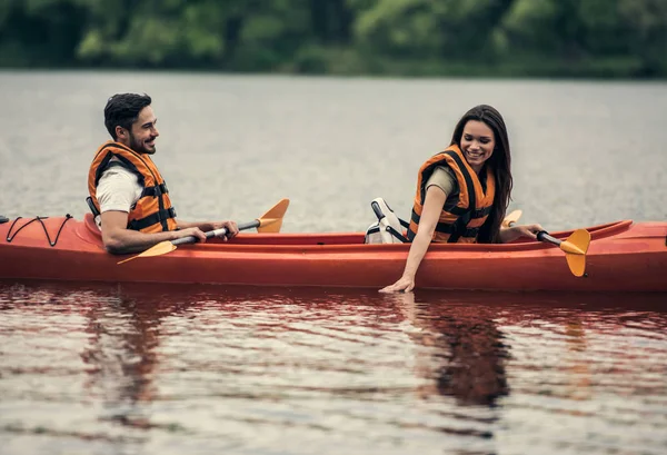 Pareja viajando en kayak — Foto de Stock