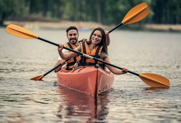 Pareja viajando en kayak —  Fotos de Stock