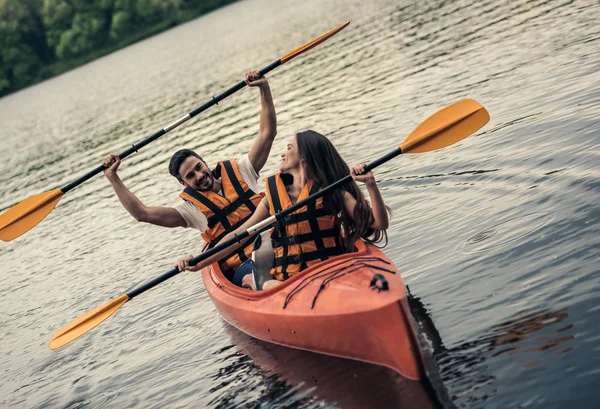 Couple travelling by kayak — Stock Photo, Image