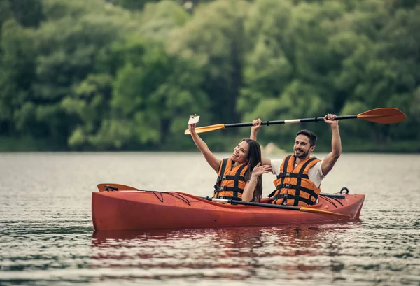 Coppia che viaggia in kayak — Foto Stock