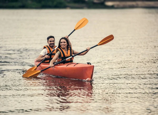 Couple travelling by kayak — Stock Photo, Image