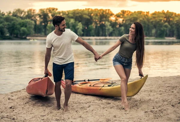 Pareja viajando en kayak — Foto de Stock