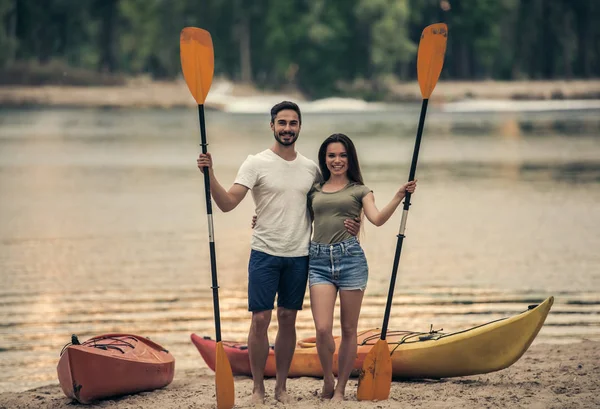 Pareja viajando en kayak —  Fotos de Stock