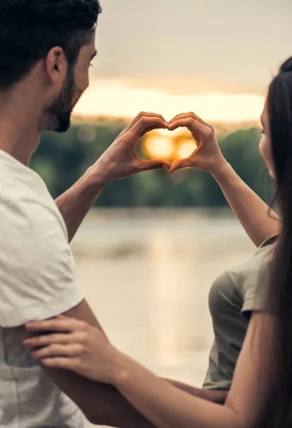 Romantique jeune couple — Photo