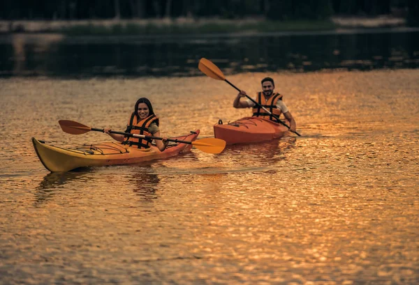 Coppia che viaggia in kayak — Foto Stock