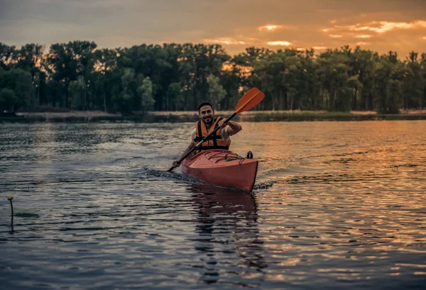 Hombre y kayak —  Fotos de Stock