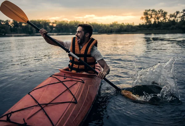 Uomo e kayak — Foto Stock