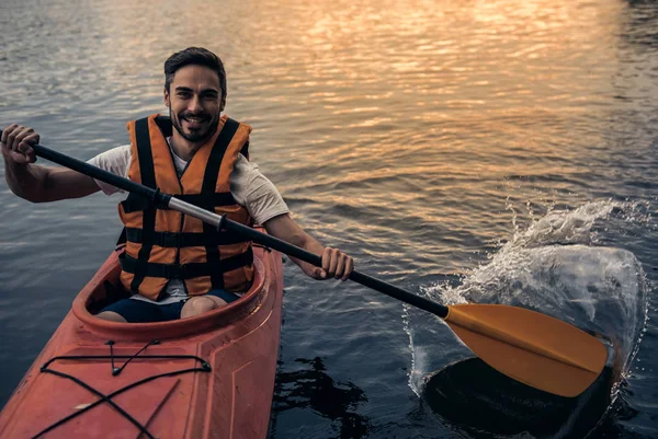 Man and kayak — Stock Photo, Image