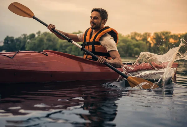 Man and kayak — Stock Photo, Image