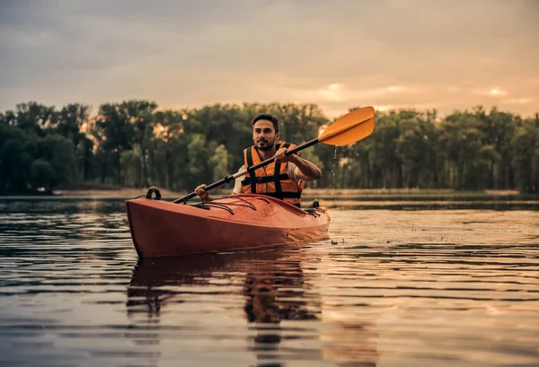 Man and kayak — Stock Photo, Image